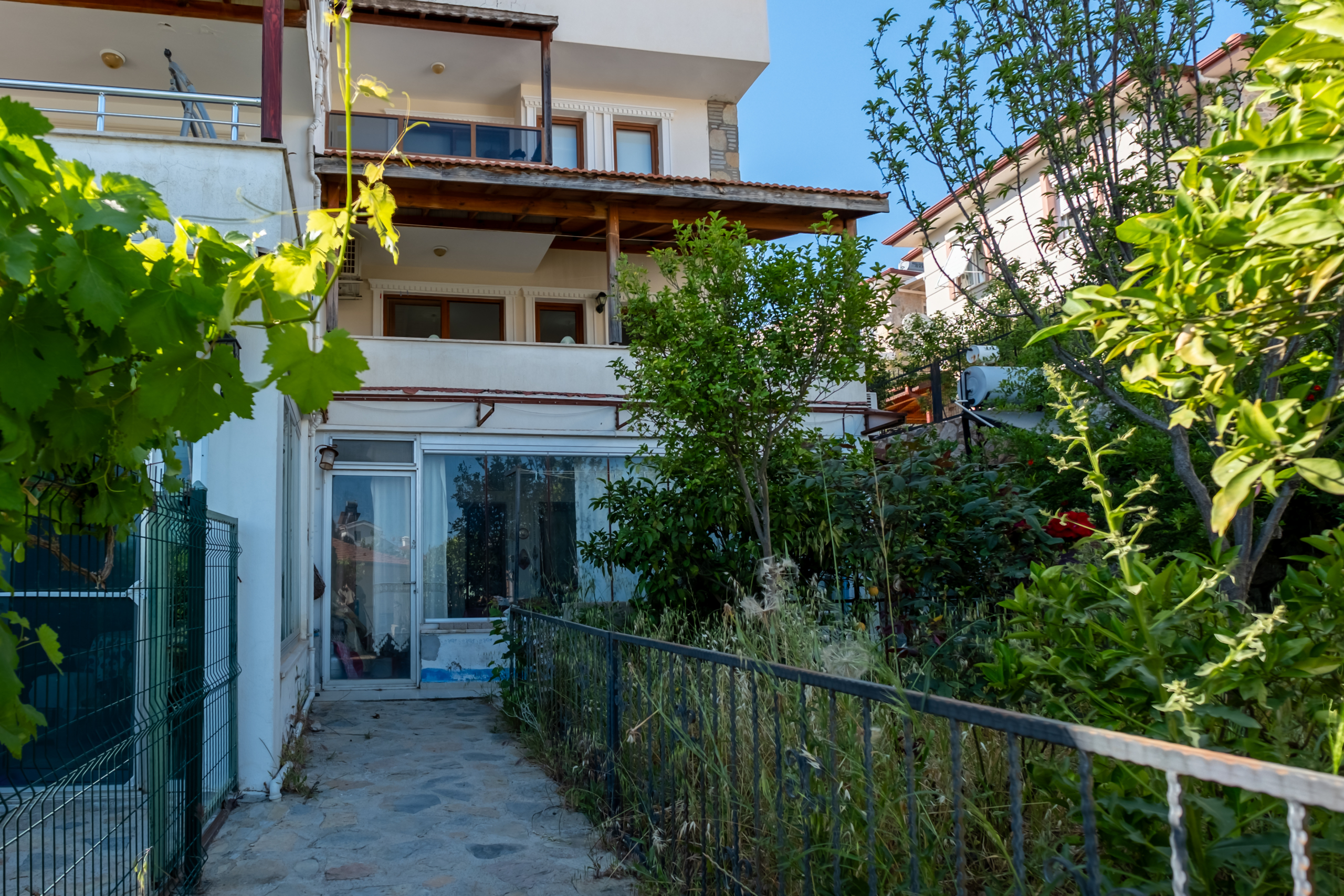 Datça Merkezi Konumda | Bahçe Kullanımlı | Ara Kat 2+1 Daire