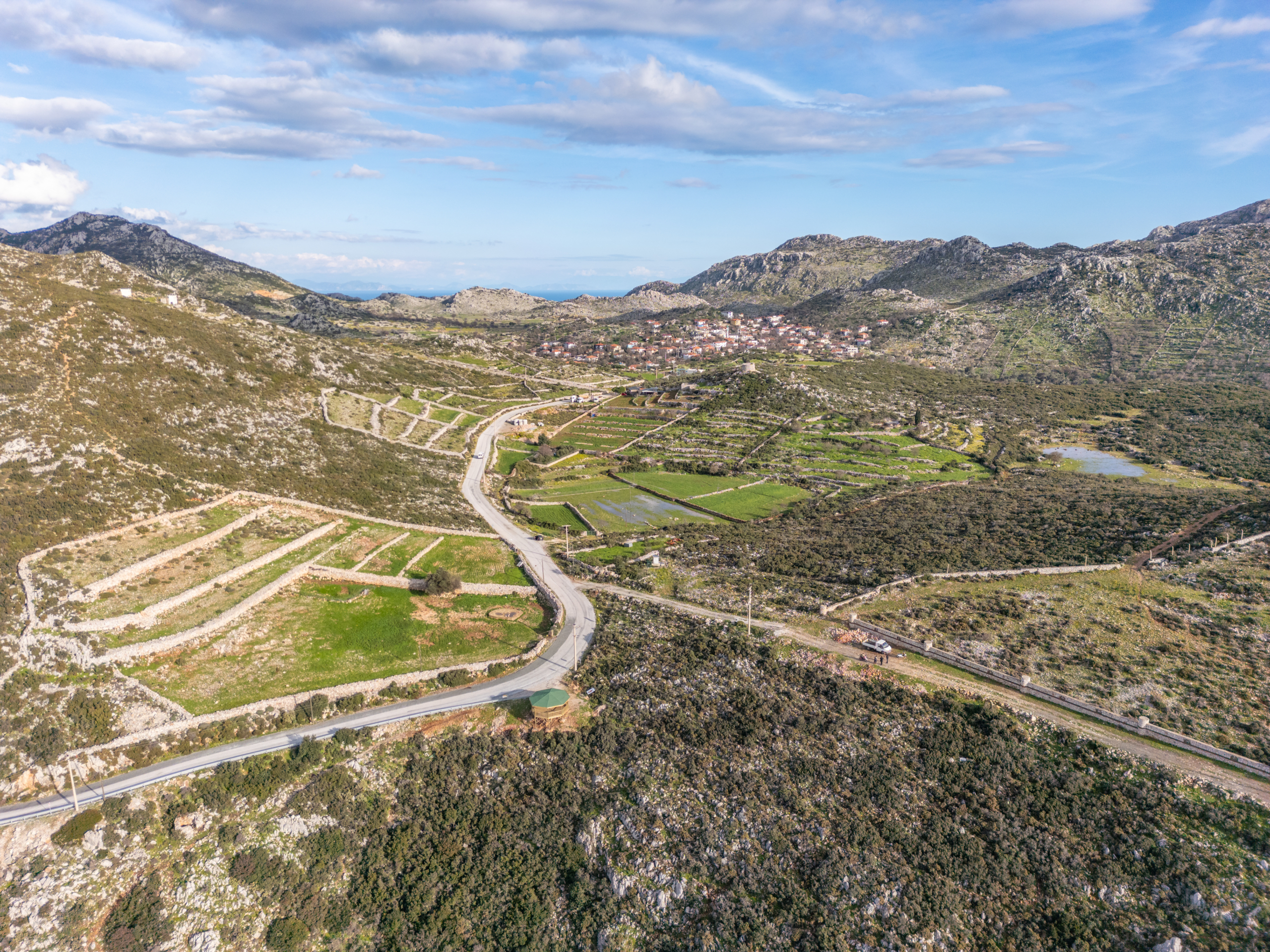 DJI_0723 Taşlıca Söğüt Sınırında Merkeze Yakın Müstakil Tapulu Tarla
