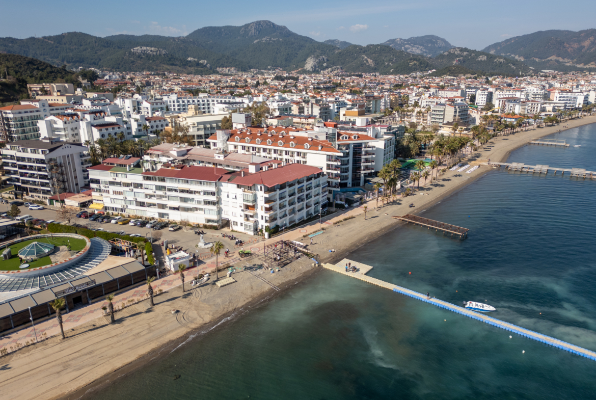 Marmaris Siteler Sahilde Özel Plajlı Deniz Manzaralı 1+1