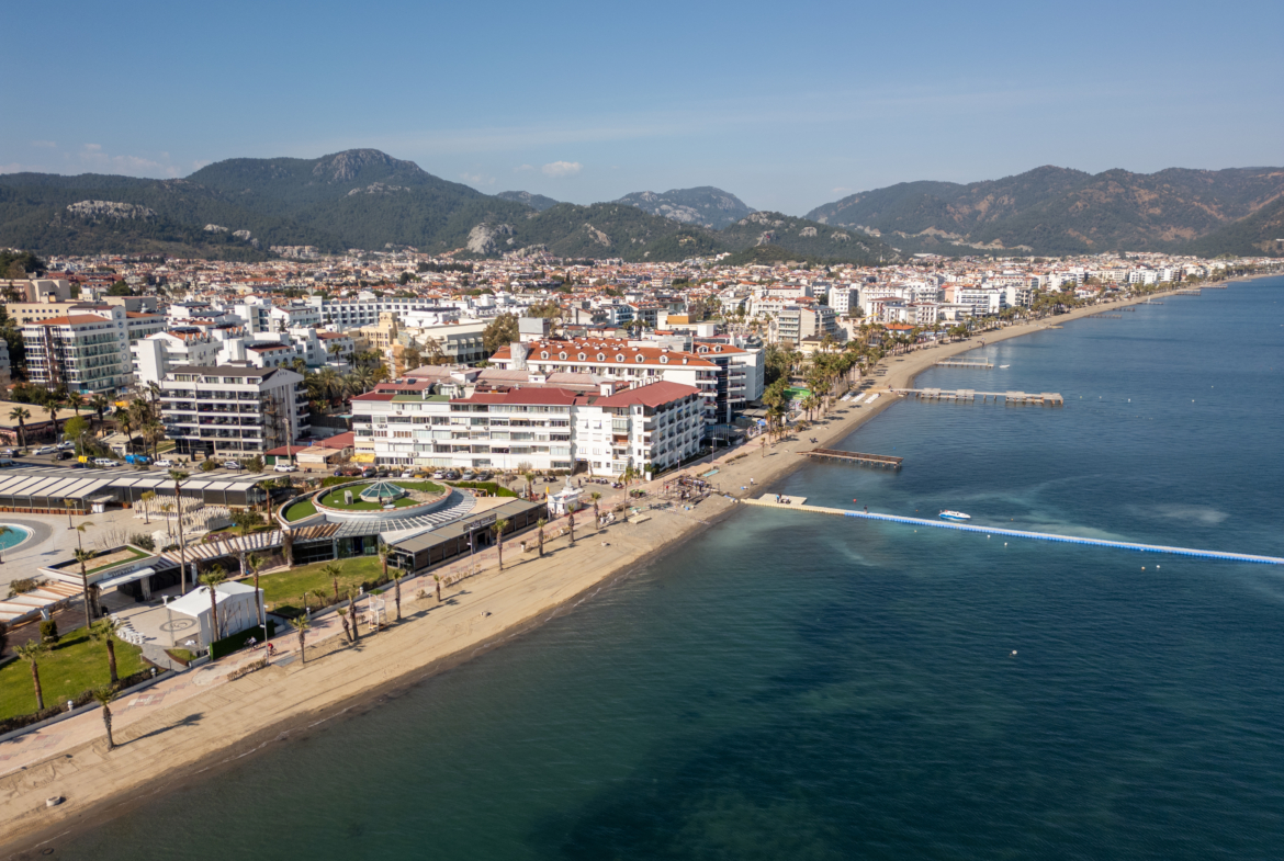 Marmaris Siteler Sahilde Özel Plajlı Deniz Manzaralı 1+1