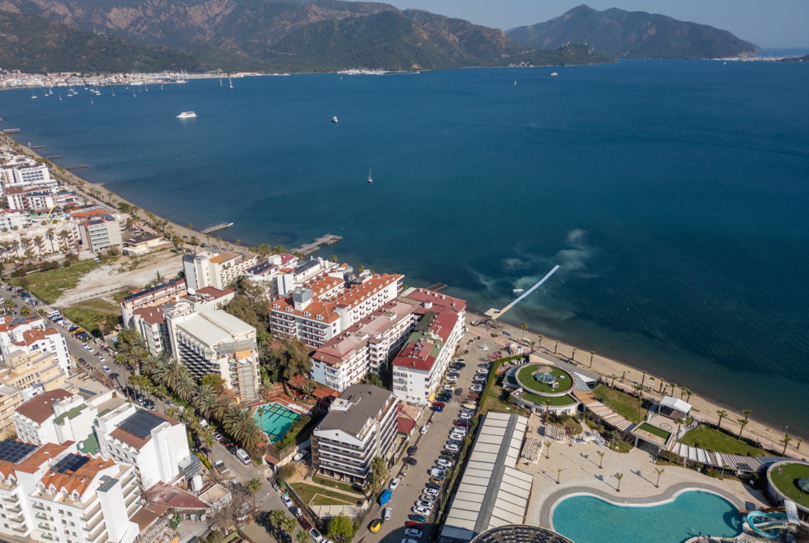 Marmaris Siteler Sahilde Özel Plajlı Deniz Manzaralı 1+1