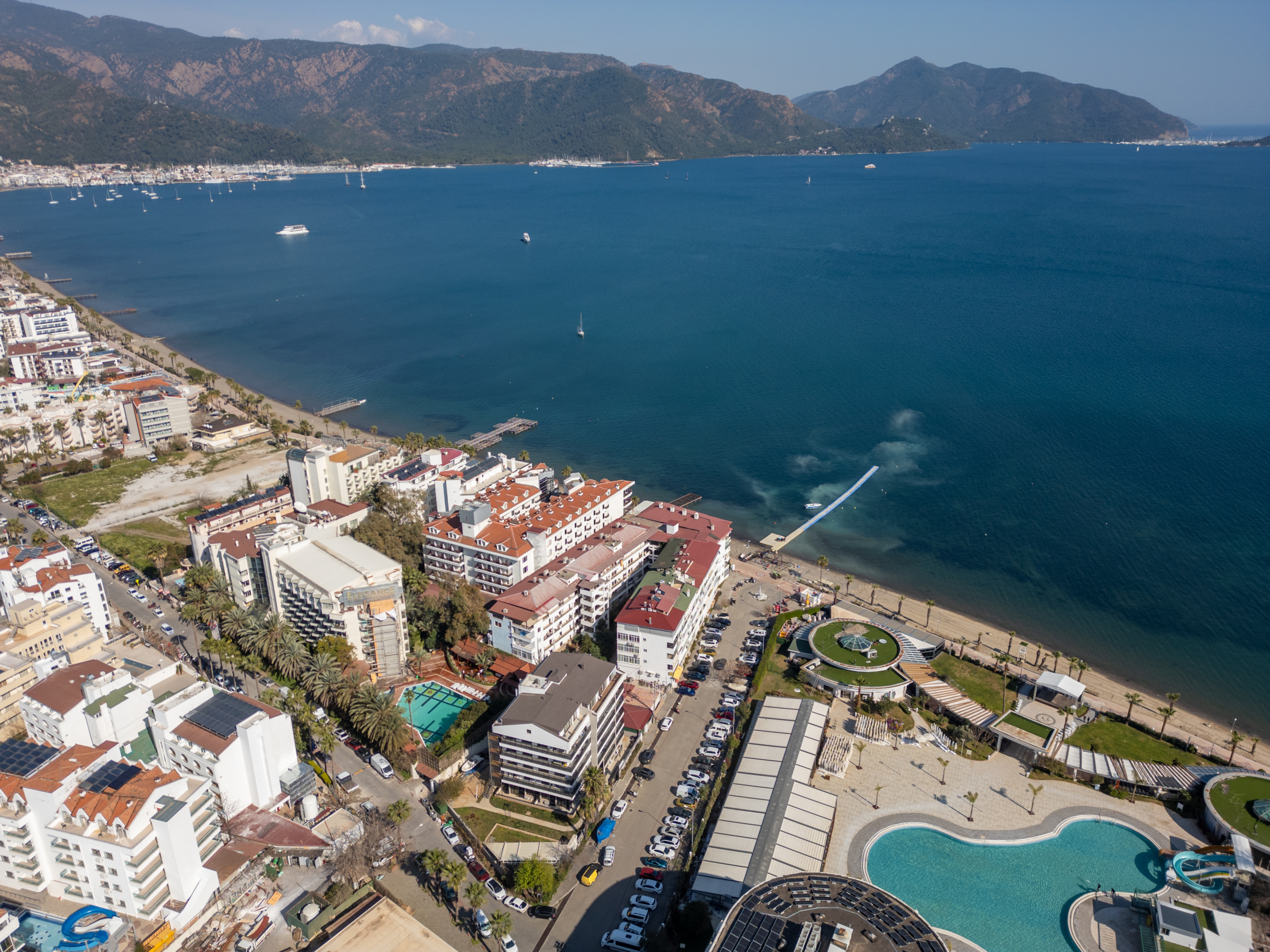 Marmaris Siteler Sahilde Özel Plajlı Deniz Manzaralı 1+1