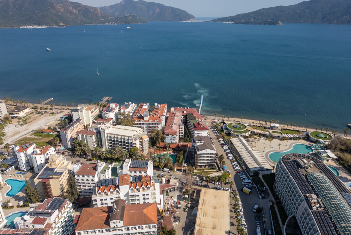 Marmaris Siteler Sahilde Özel Plajlı Deniz Manzaralı 1+1