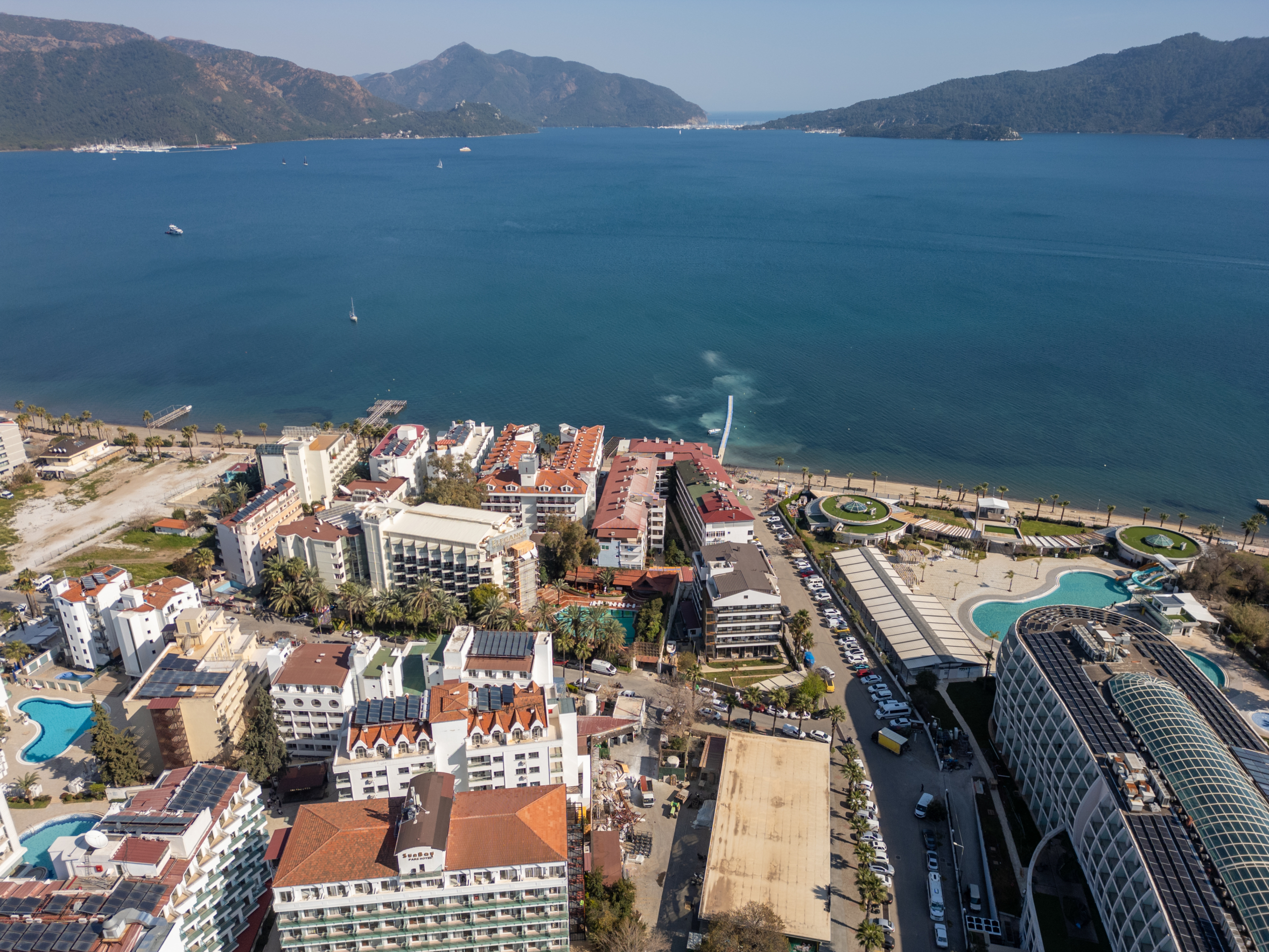 Marmaris Siteler Sahilde Özel Plajlı Deniz Manzaralı 1+1