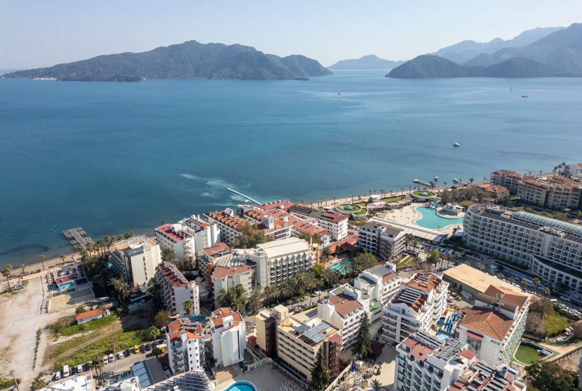 Marmaris Siteler Sahilde Özel Plajlı Deniz Manzaralı 1+1