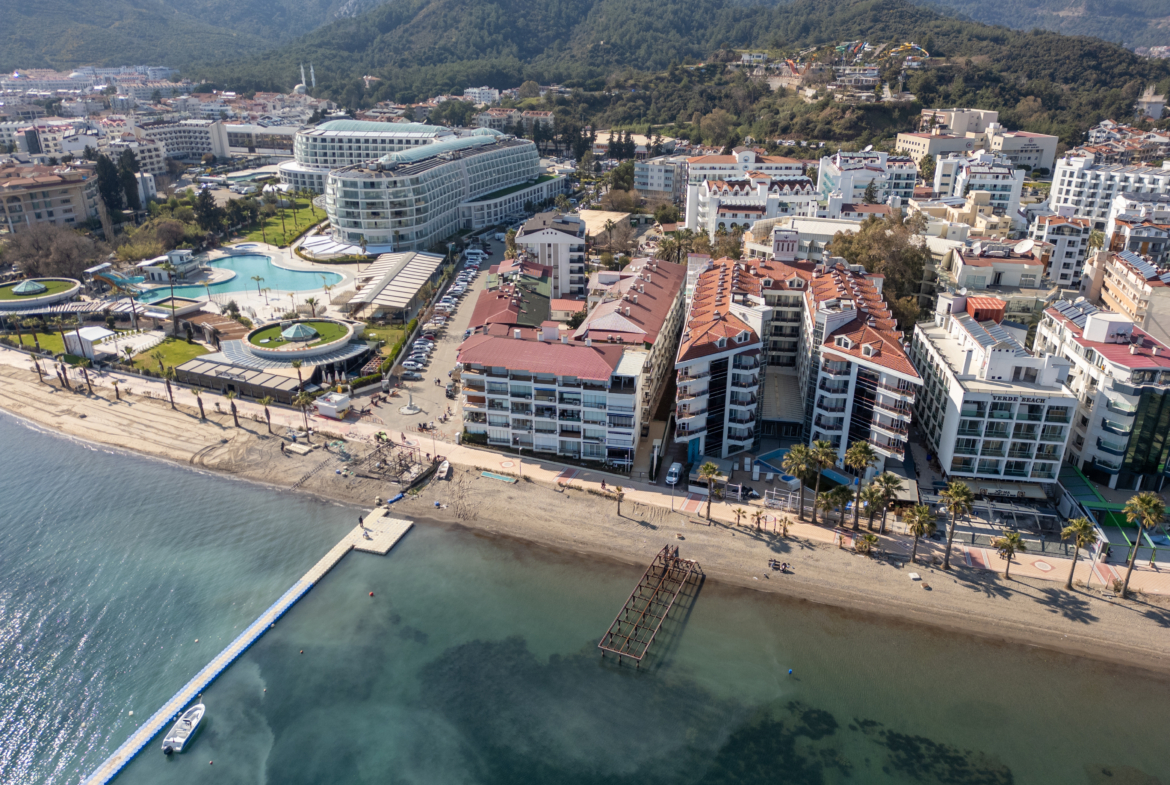 Marmaris Siteler Sahilde Özel Plajlı Deniz Manzaralı 1+1