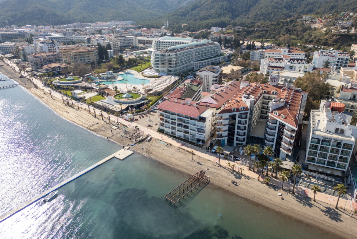 Marmaris Siteler Sahilde Özel Plajlı Deniz Manzaralı 1+1