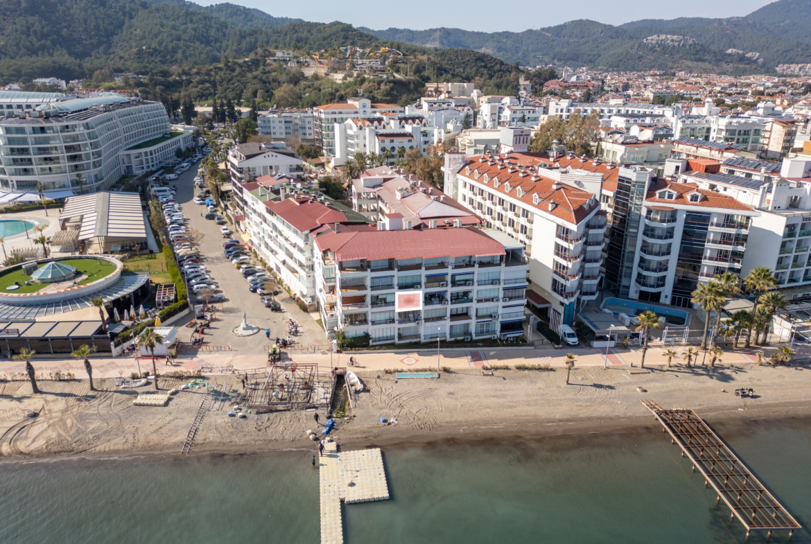Marmaris Siteler Sahilde Özel Plajlı Deniz Manzaralı 1+1