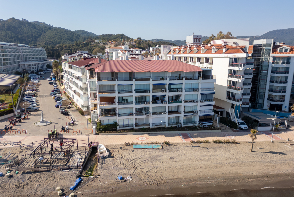 Marmaris Siteler Sahilde Özel Plajlı Deniz Manzaralı 1+1