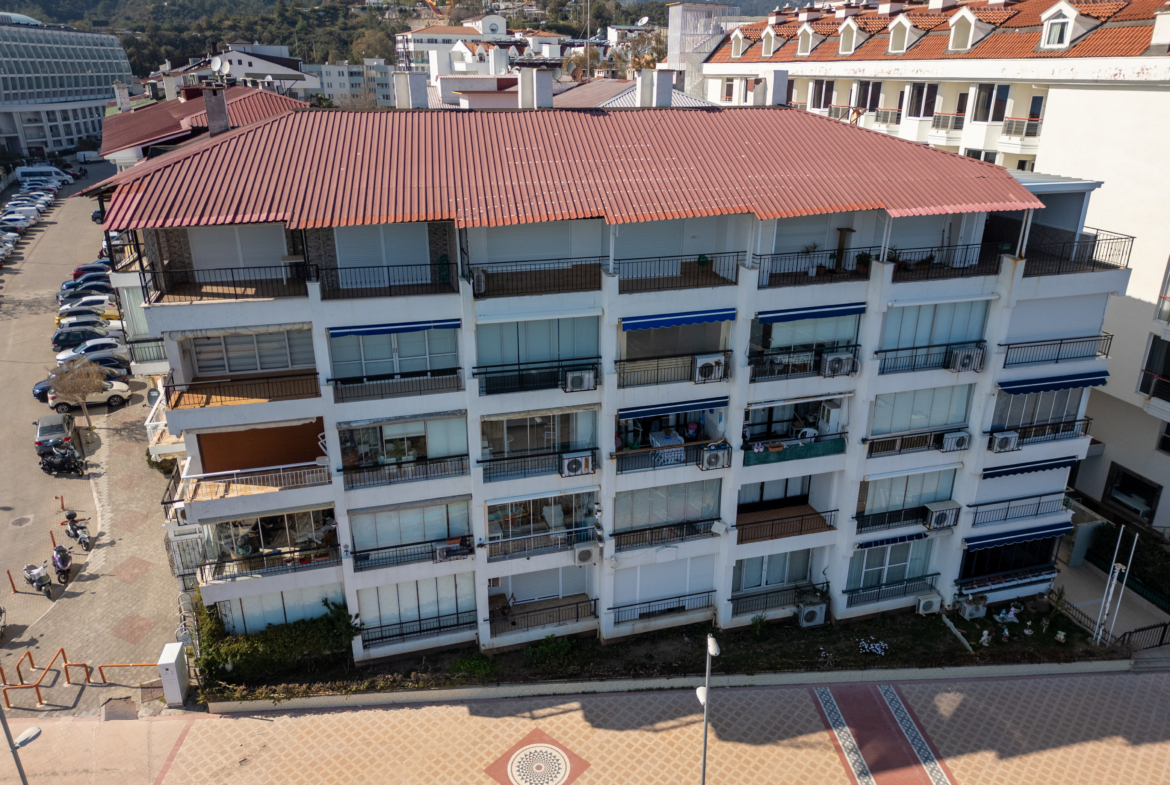 Marmaris Siteler Sahilde Özel Plajlı Deniz Manzaralı 1+1
