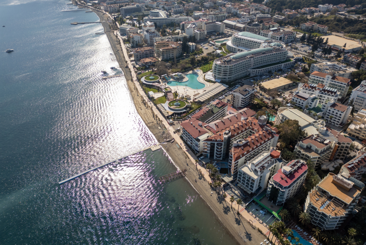 Marmaris Siteler Sahilde Özel Plajlı Deniz Manzaralı 1+1