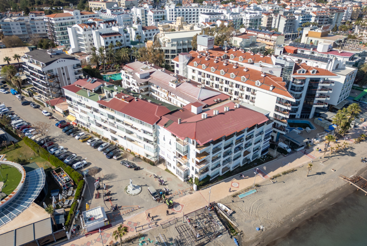 Marmaris Siteler Sahilde Özel Plajlı Deniz Manzaralı 1+1