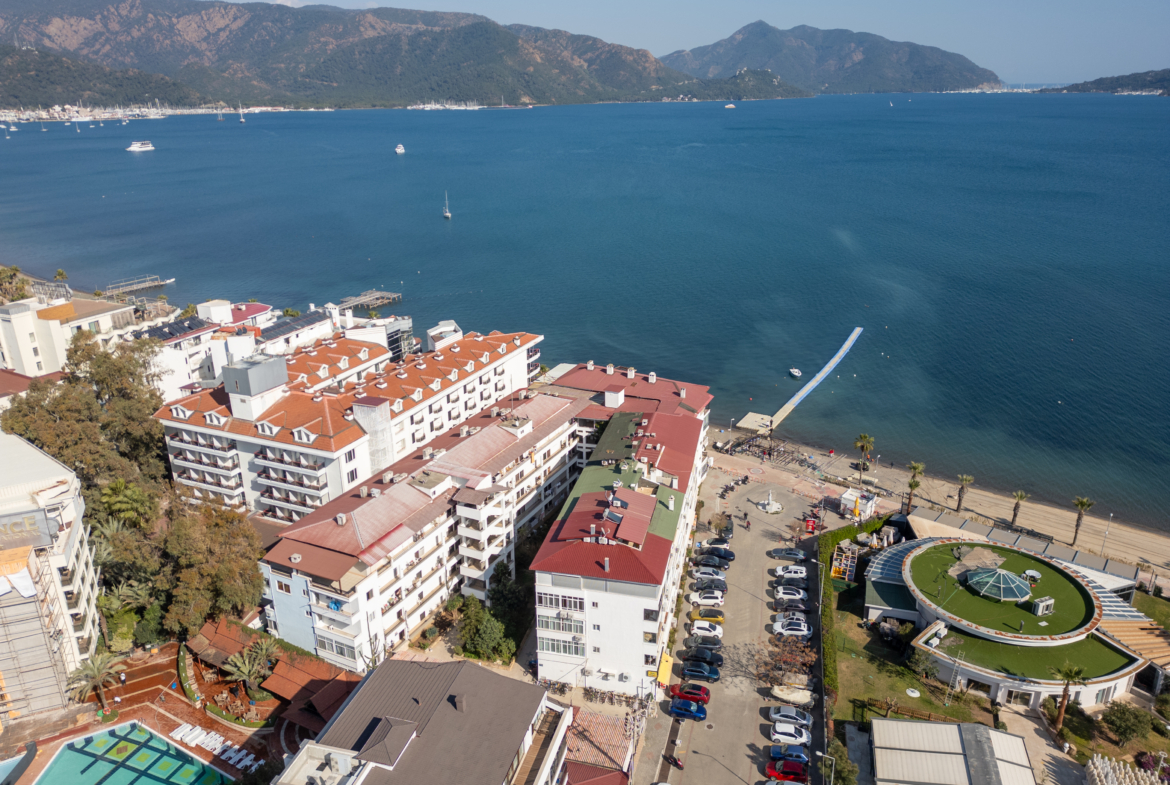 Marmaris Siteler Sahilde Özel Plajlı Deniz Manzaralı 1+1