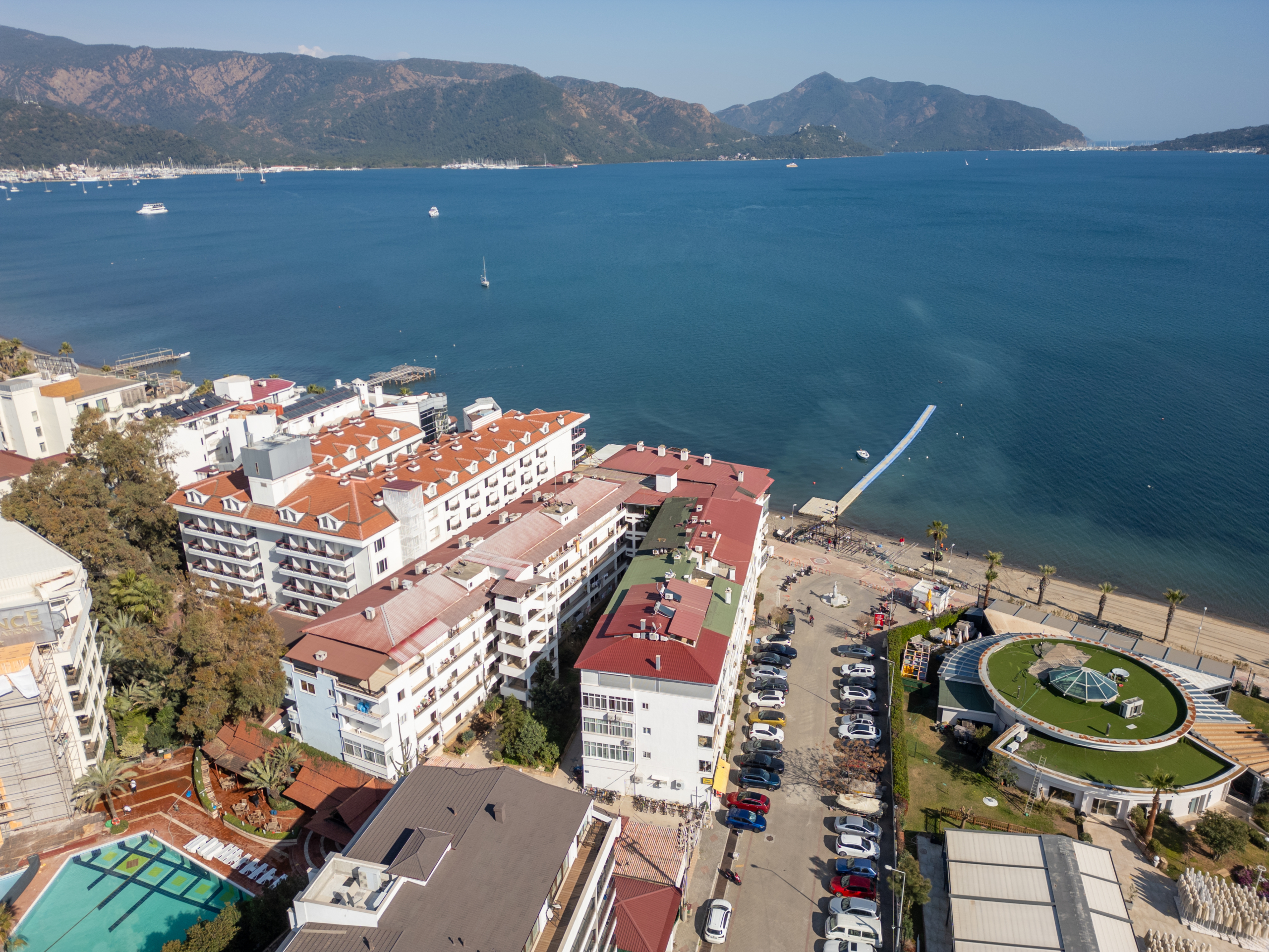 Marmaris Siteler Sahilde Özel Plajlı Deniz Manzaralı 1+1