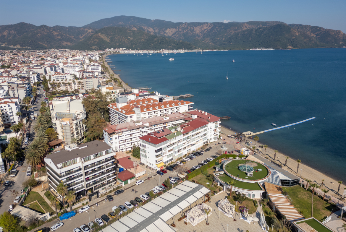 Marmaris Siteler Sahilde Özel Plajlı Deniz Manzaralı 1+1