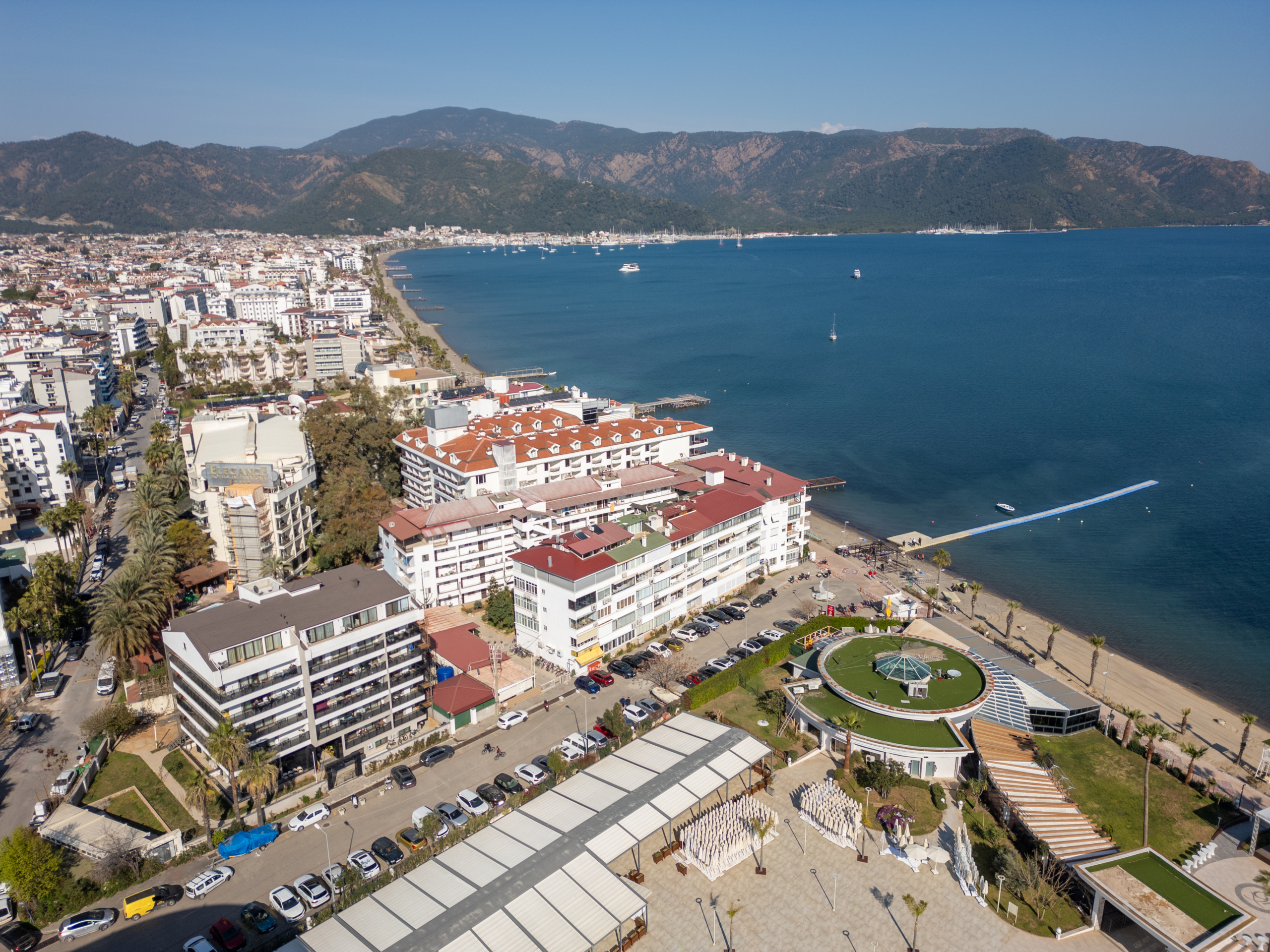 Marmaris Siteler Sahilde Özel Plajlı Deniz Manzaralı 1+1
