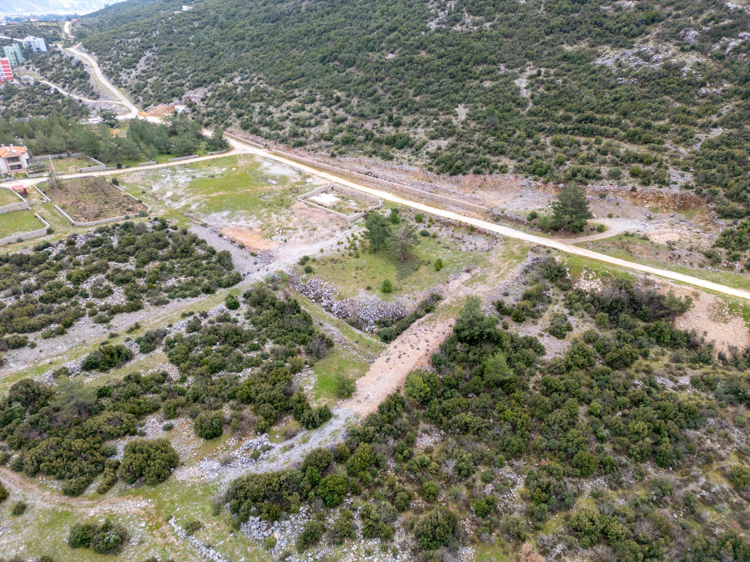 DJI_0731 MENTEŞE YERKESİKTE VİLLA YAPIMINA UYGUN KÖŞE PARSEL İMARLI ARSA
