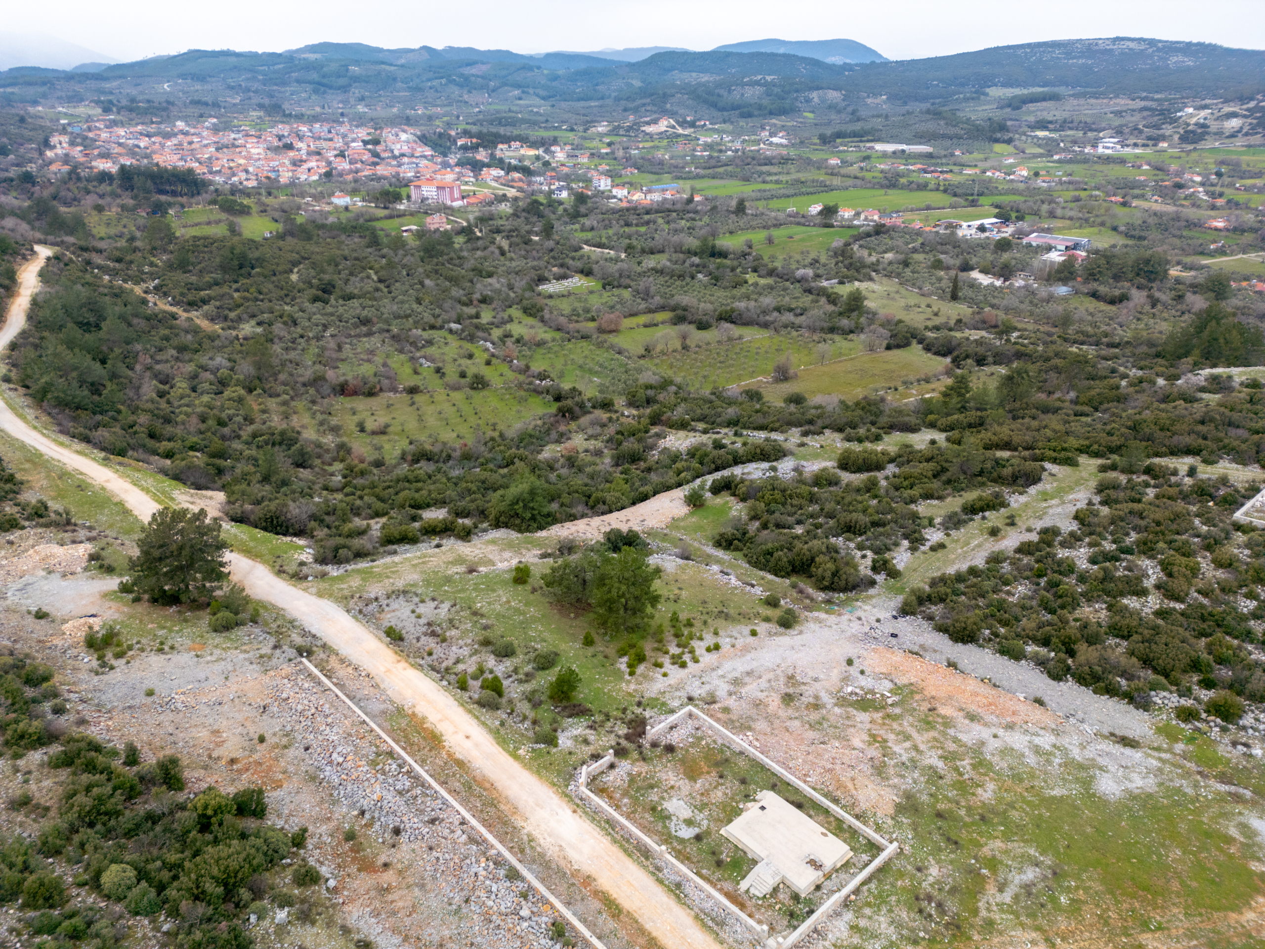DJI_0734 MENTEŞE YERKESİKTE VİLLA YAPIMINA UYGUN KÖŞE PARSEL İMARLI ARSA