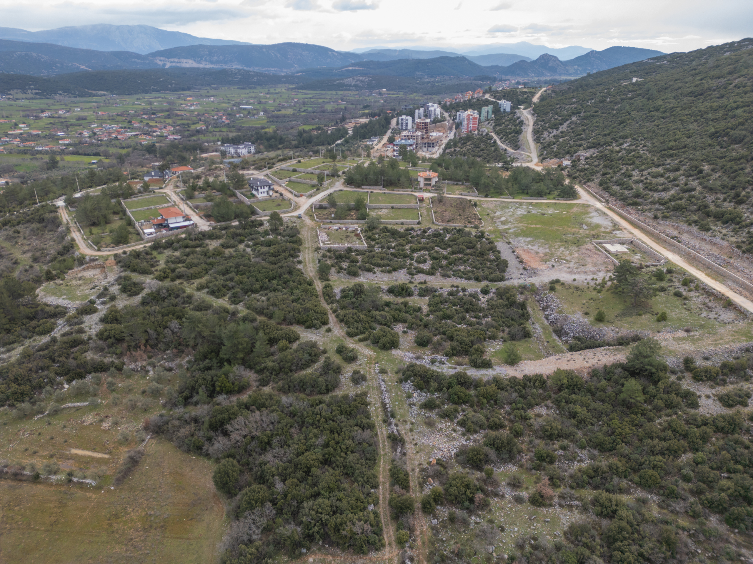 DJI_0744 MENTEŞE YERKESİKTE VİLLA YAPIMINA UYGUN KÖŞE PARSEL İMARLI ARSA