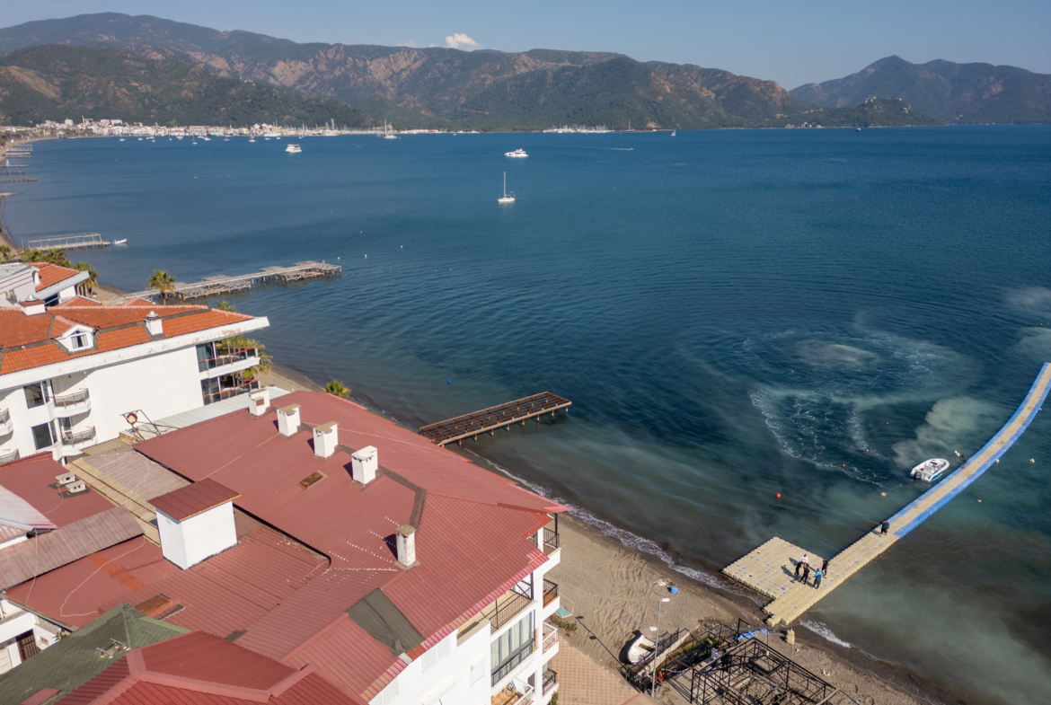 Marmaris Siteler Sahilde Özel Plajlı Deniz Manzaralı 1+1