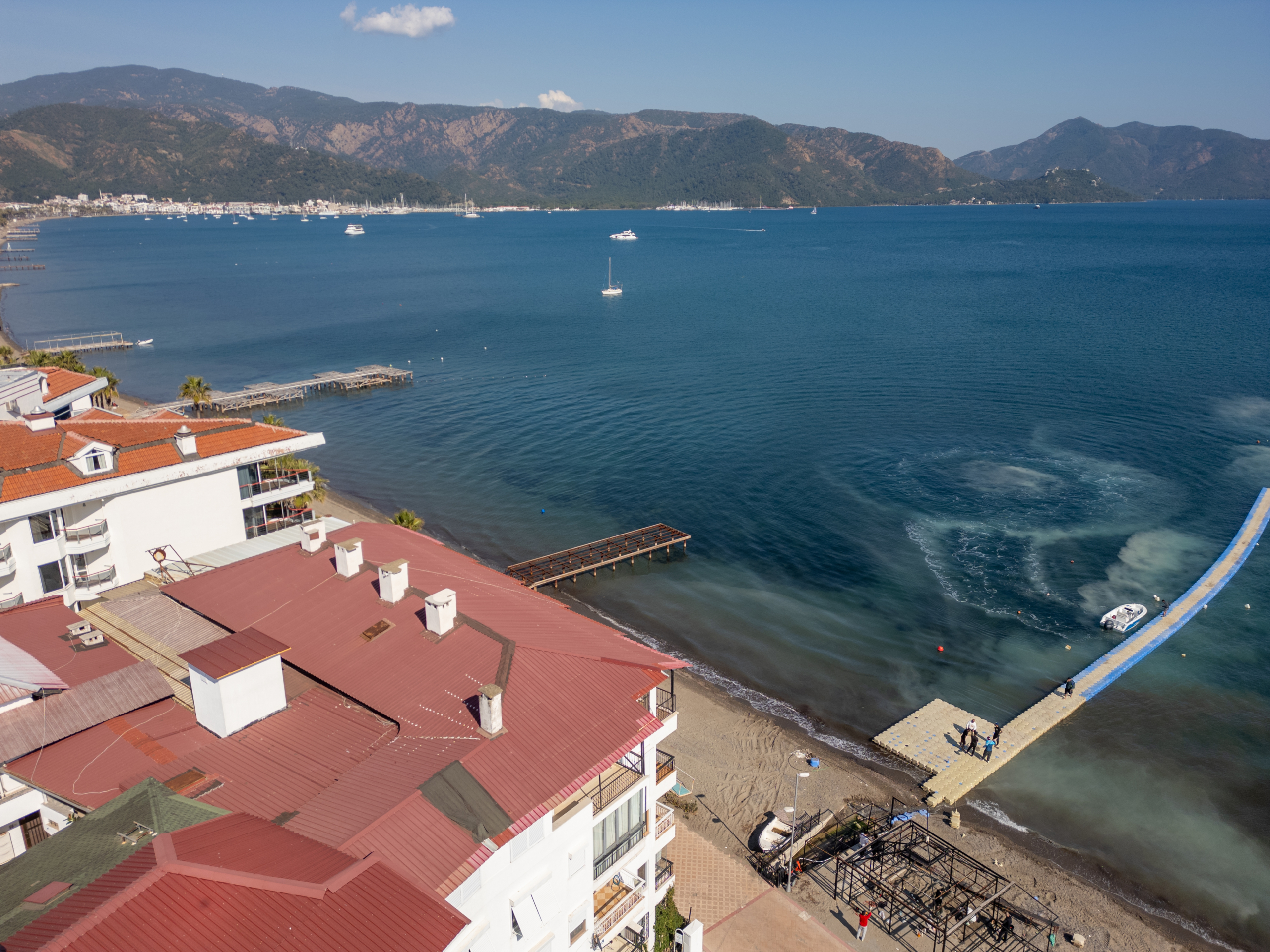 Marmaris Siteler Sahilde Özel Plajlı Deniz Manzaralı 1+1