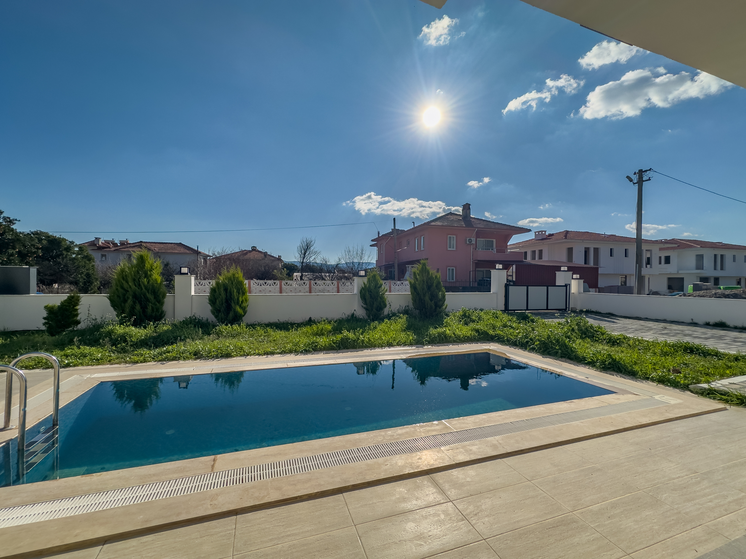 Ula Gökovada Havuzlu Sitede 1+1 Eşyalı Satılık Daire