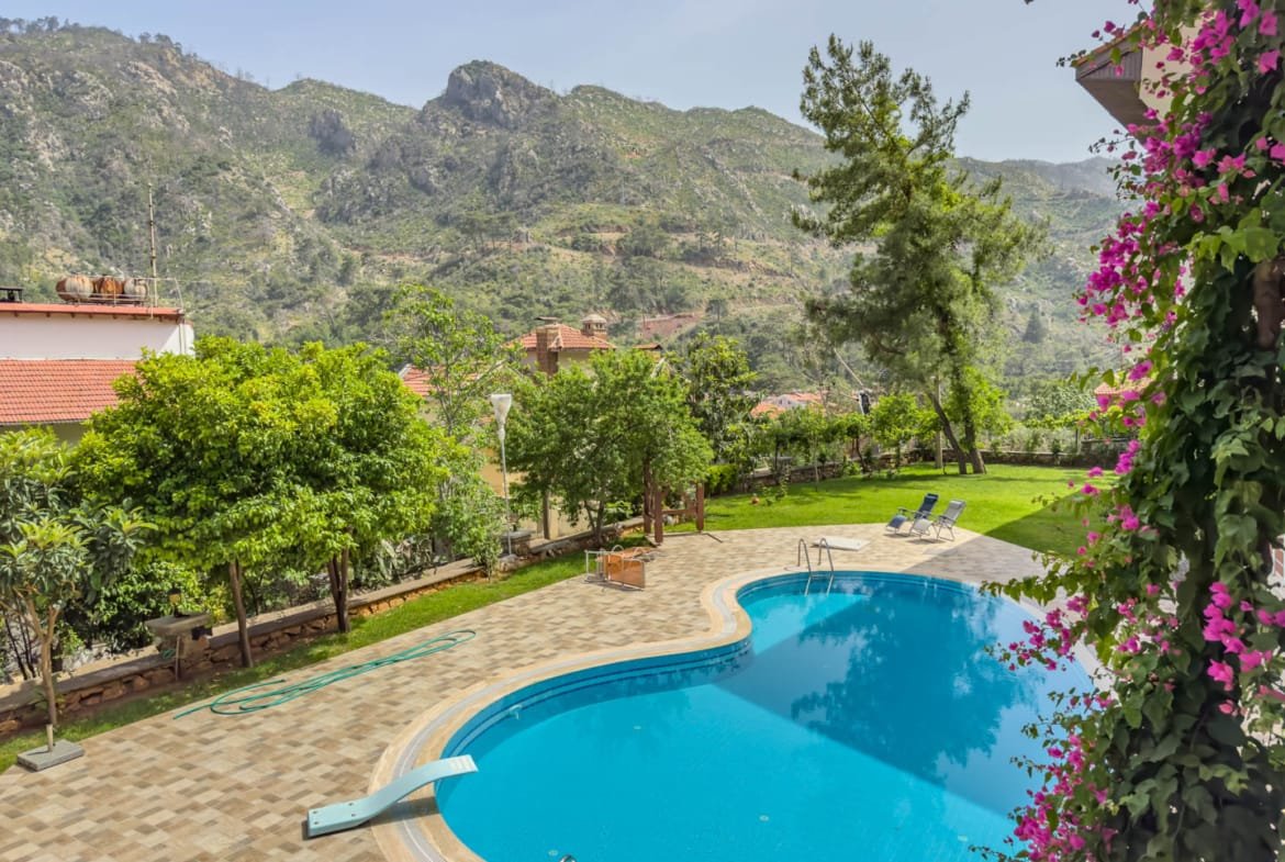 Marmaris İçmeler’de Havuzlu Site İçerisinde Eşyalı Kiralık 3+1 Bahçe Dubleksi
