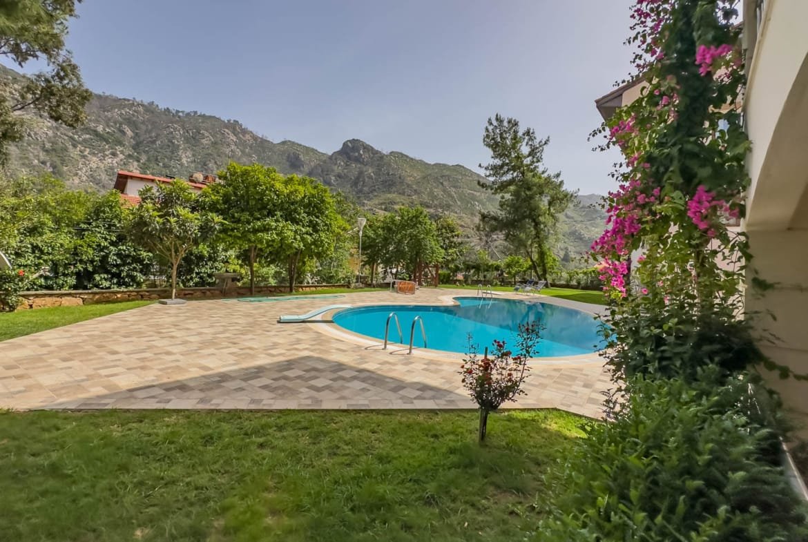 Marmaris İçmeler’de Havuzlu Site İçerisinde Eşyalı Kiralık 3+1 Bahçe Dubleksi
