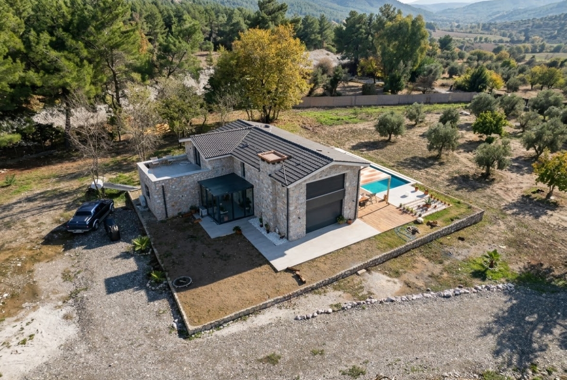 Ula Karabörtlende 5 Dönüm İçinde Havuzlu Taş Ev ve Ahşap Ev