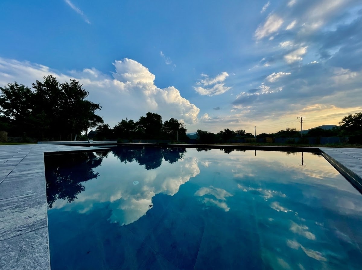 Ula Karabörtlende 5 Dönüm İçinde Havuzlu Taş Ev ve Ahşap Ev