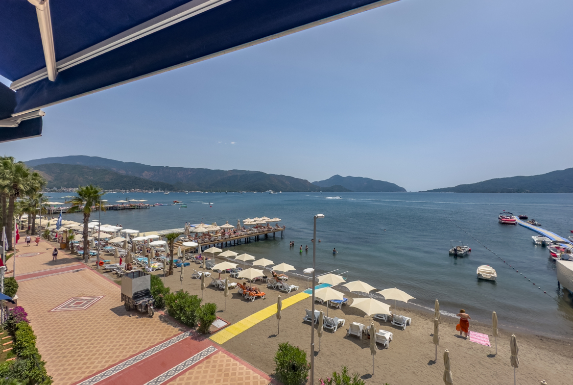 Marmaris Siteler Sahilde Özel Plajlı Deniz Manzaralı 1+1