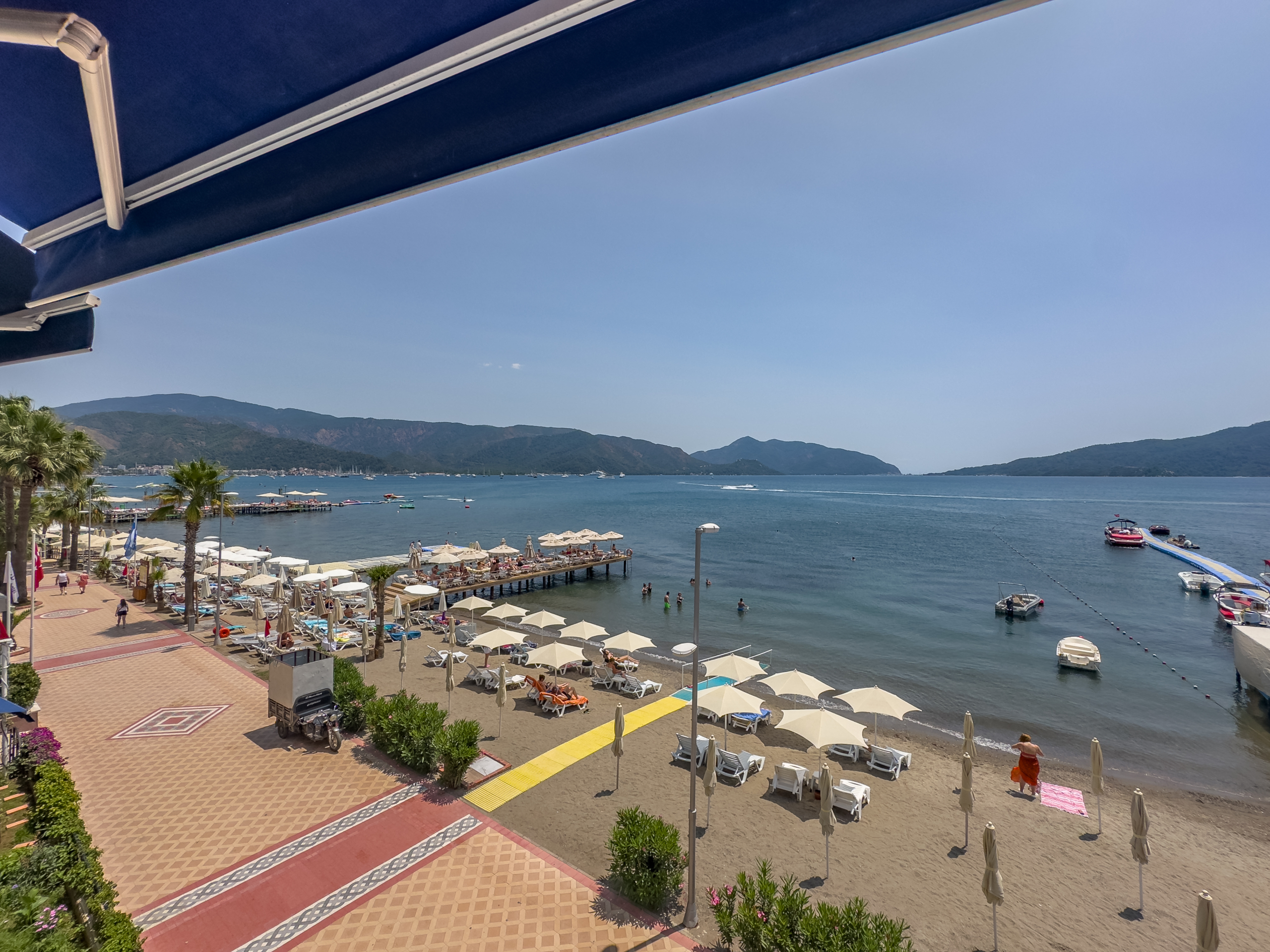 Marmaris Siteler Sahilde Özel Plajlı Deniz Manzaralı 1+1
