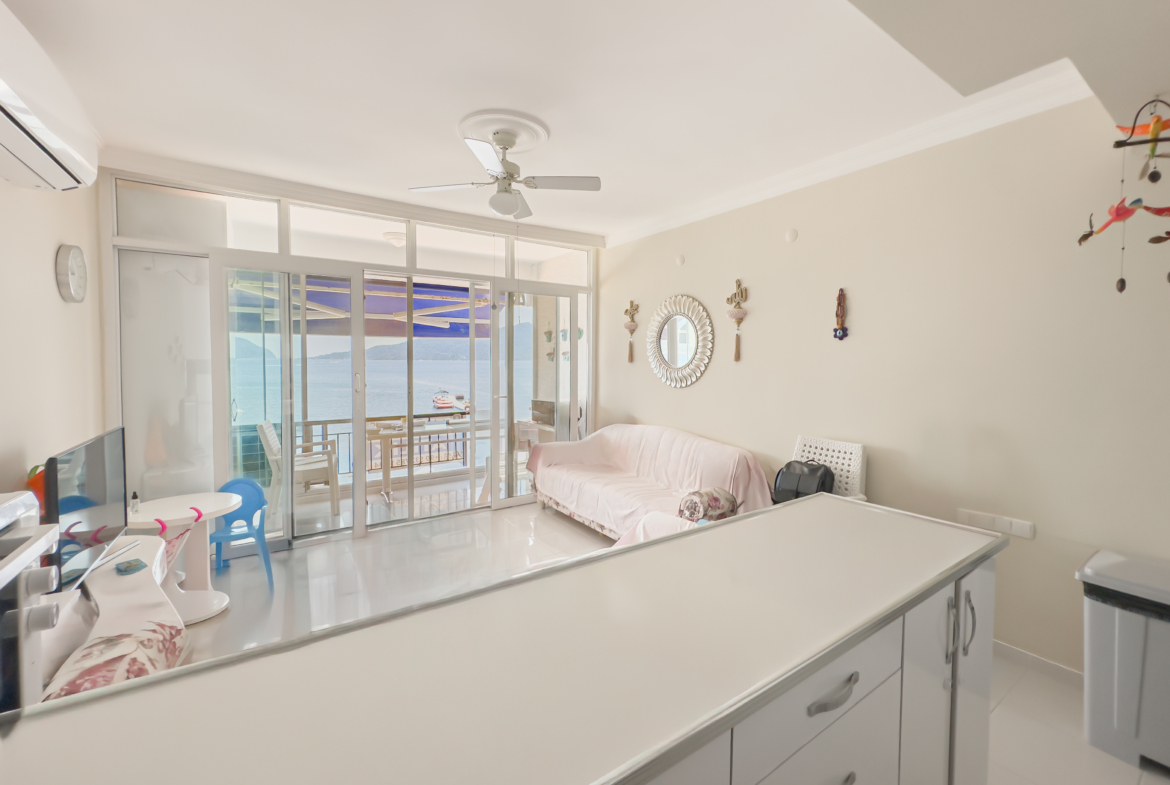 Marmaris Siteler Sahilde Özel Plajlı Deniz Manzaralı 1+1