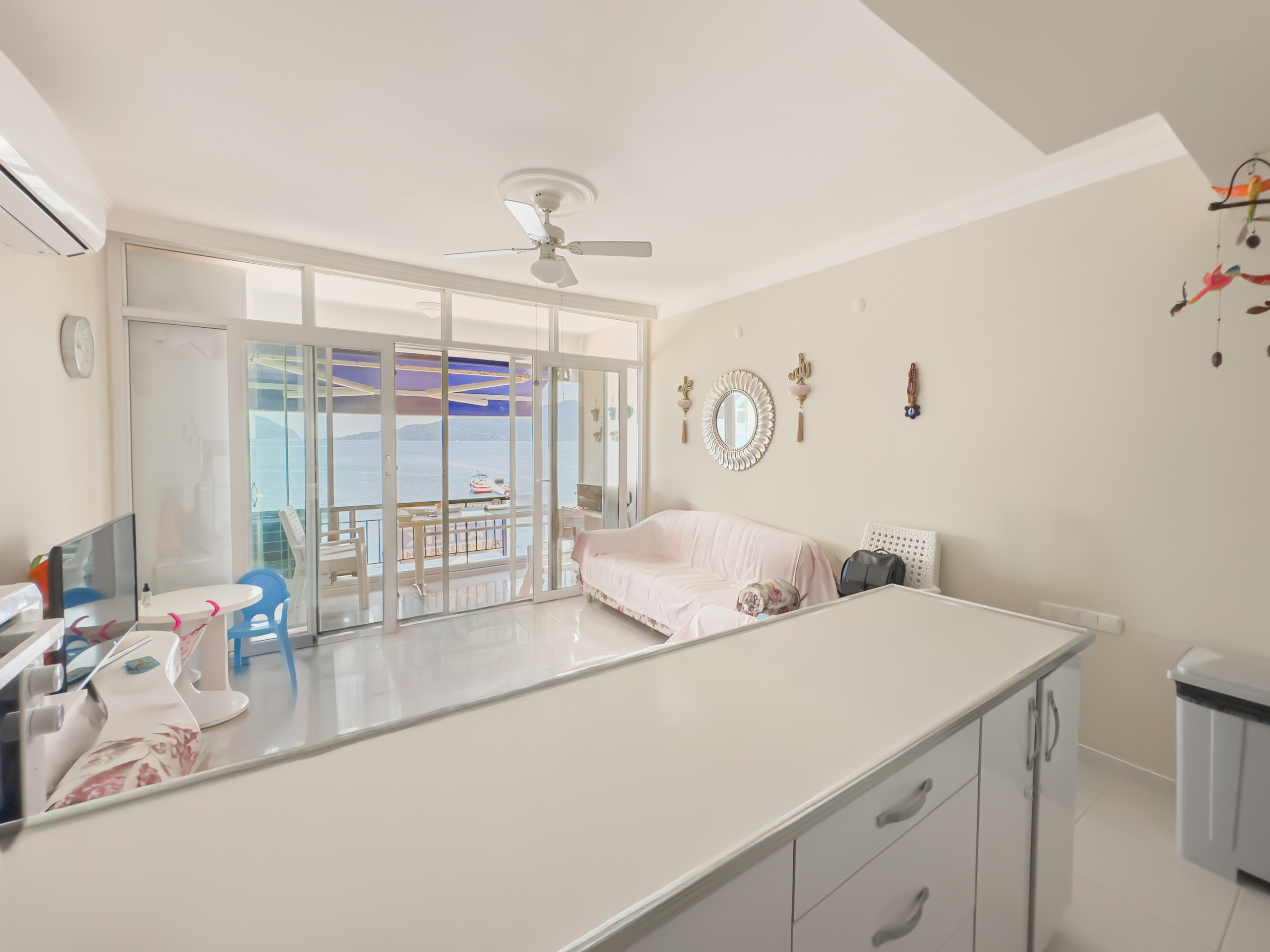 Marmaris Siteler Sahilde Özel Plajlı Deniz Manzaralı 1+1