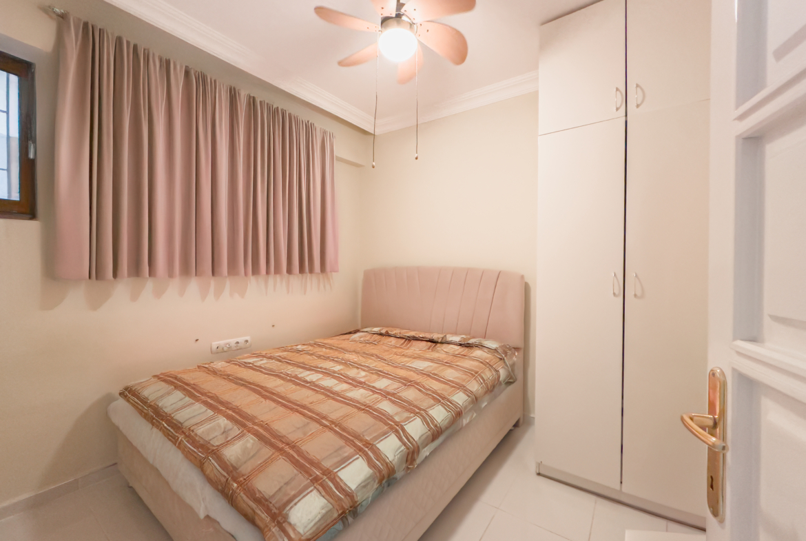 Marmaris Siteler Sahilde Özel Plajlı Deniz Manzaralı 1+1
