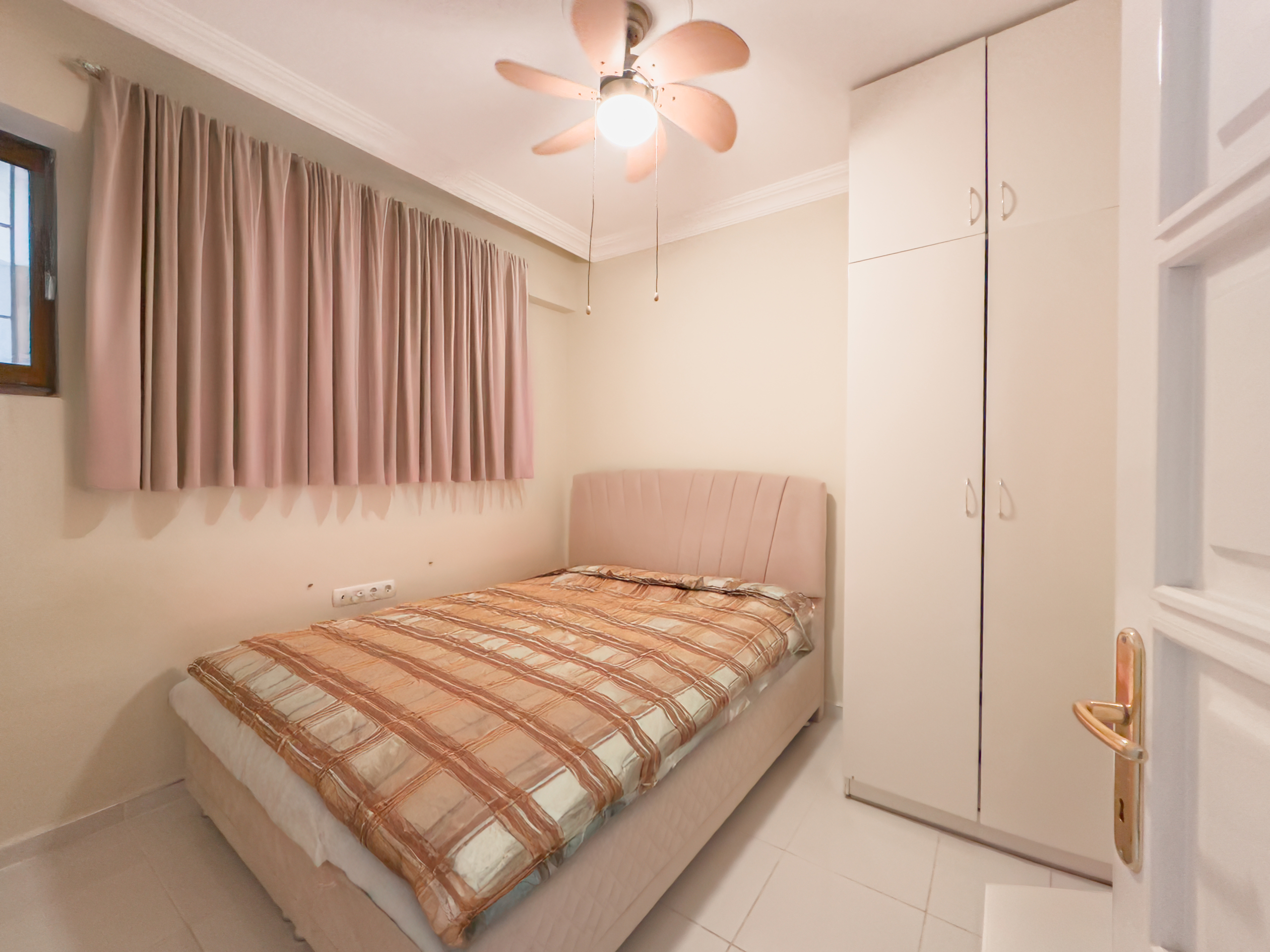 Marmaris Siteler Sahilde Özel Plajlı Deniz Manzaralı 1+1