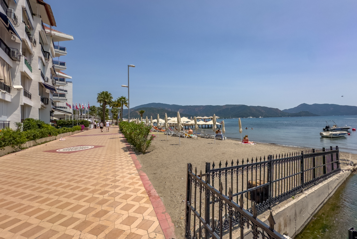 Marmaris Siteler Sahilde Özel Plajlı Deniz Manzaralı 1+1