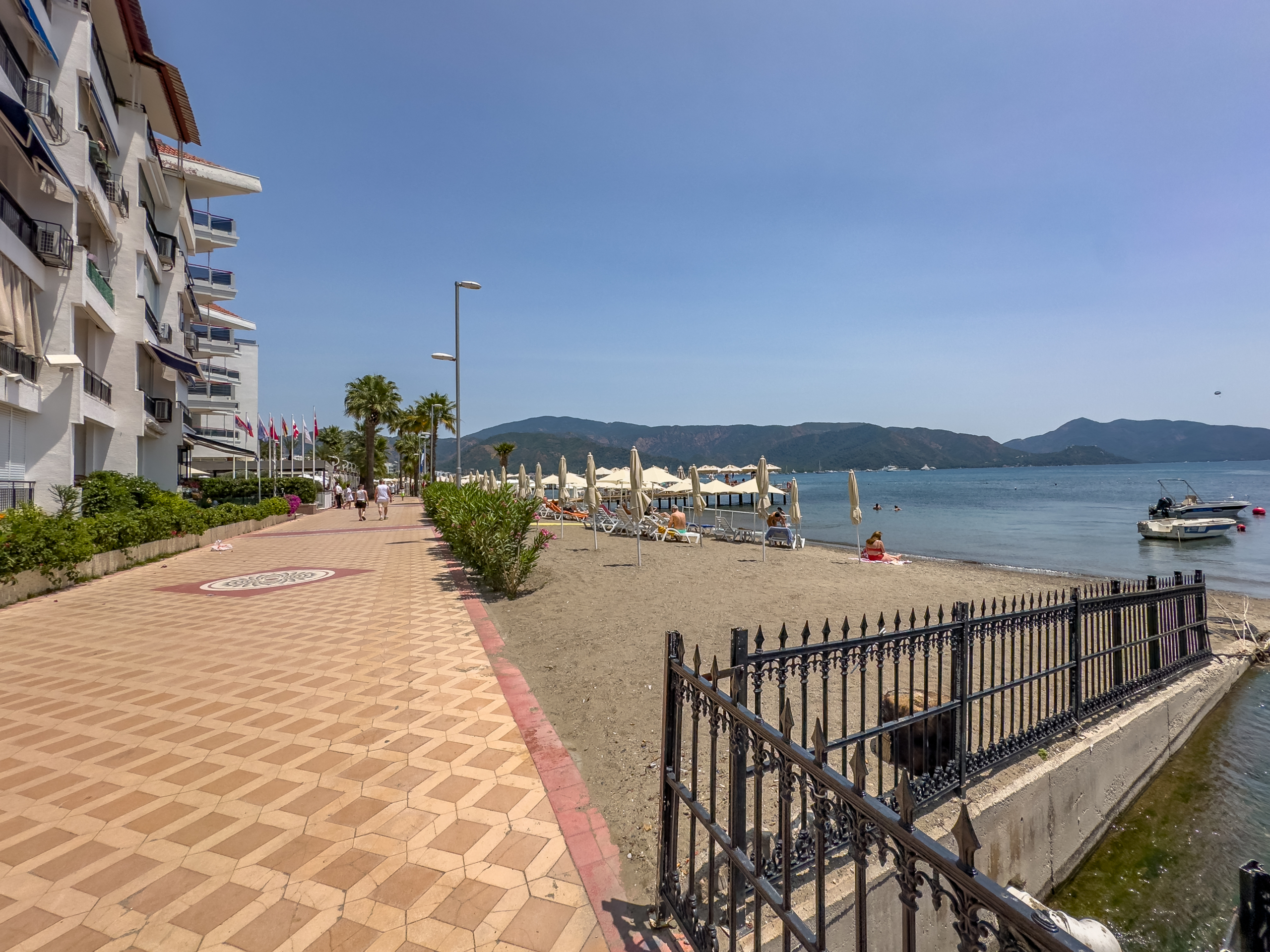 Marmaris Siteler Sahilde Özel Plajlı Deniz Manzaralı 1+1
