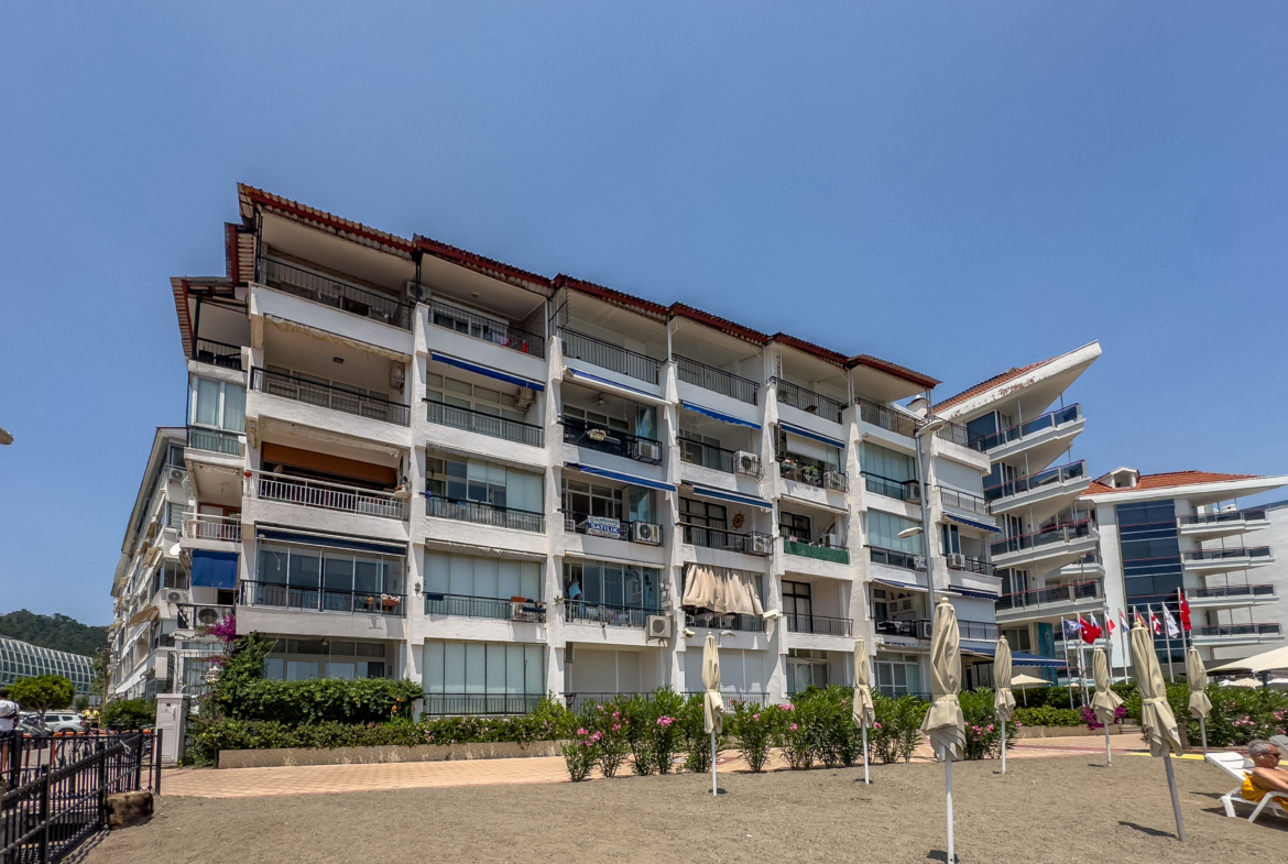 Marmaris Siteler Sahilde Özel Plajlı Deniz Manzaralı 1+1