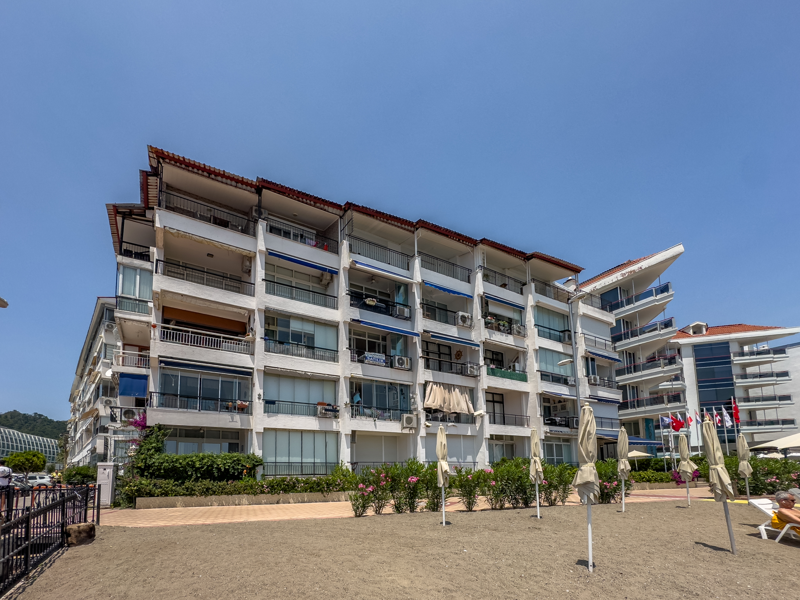 Marmaris Siteler Sahilde Özel Plajlı Deniz Manzaralı 1+1