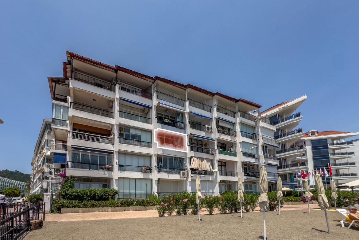 Marmaris Siteler Sahilde Özel Plajlı Deniz Manzaralı 1+1