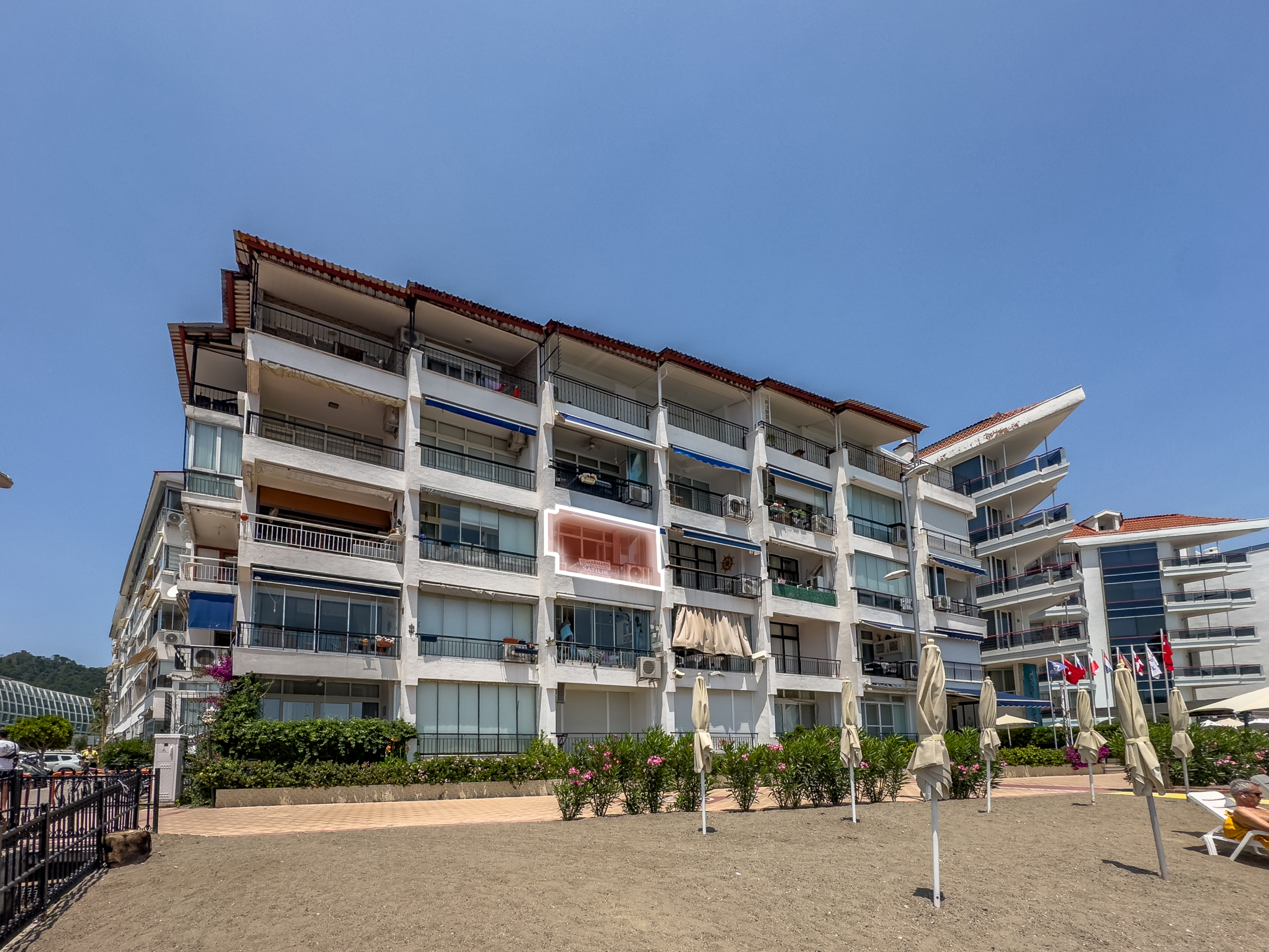 Marmaris Siteler Sahilde Özel Plajlı Deniz Manzaralı 1+1