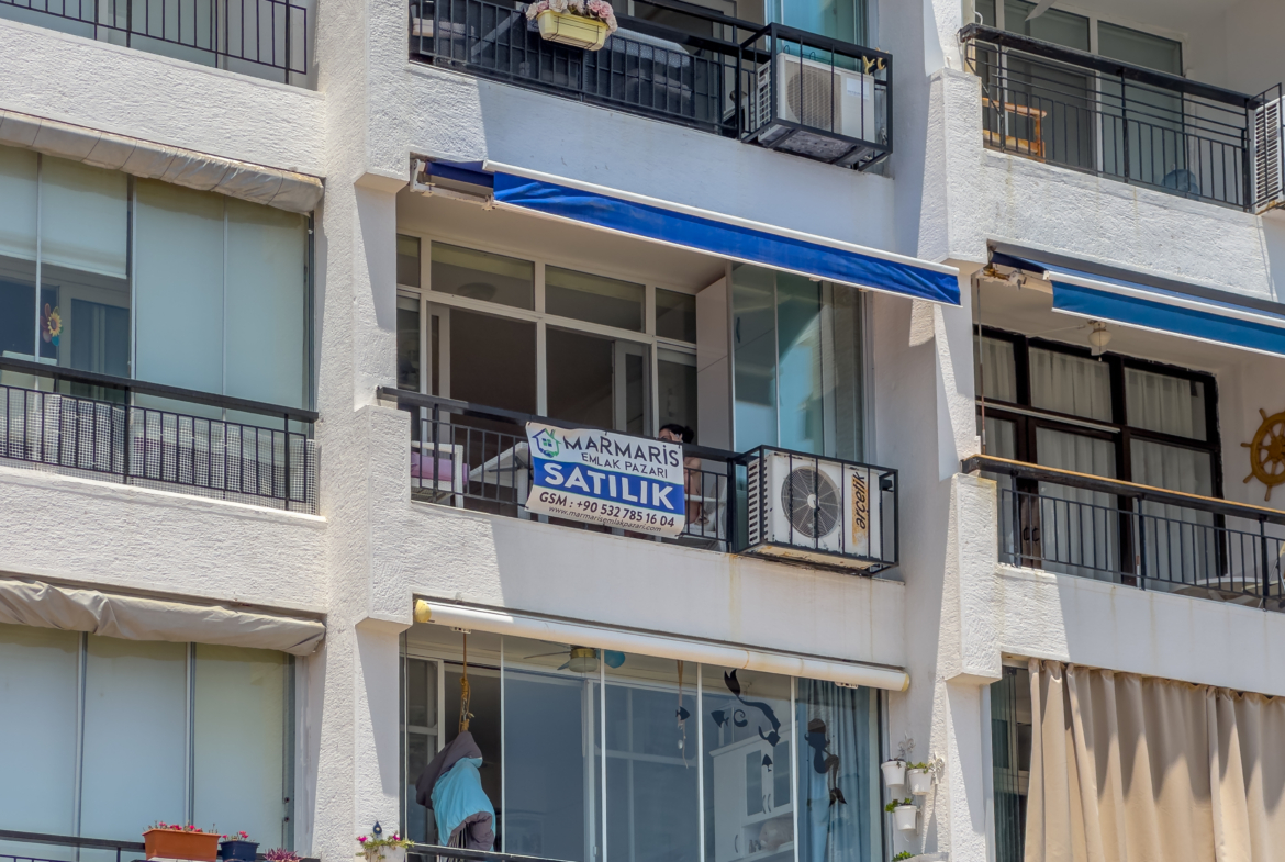 Marmaris Siteler Sahilde Özel Plajlı Deniz Manzaralı 1+1