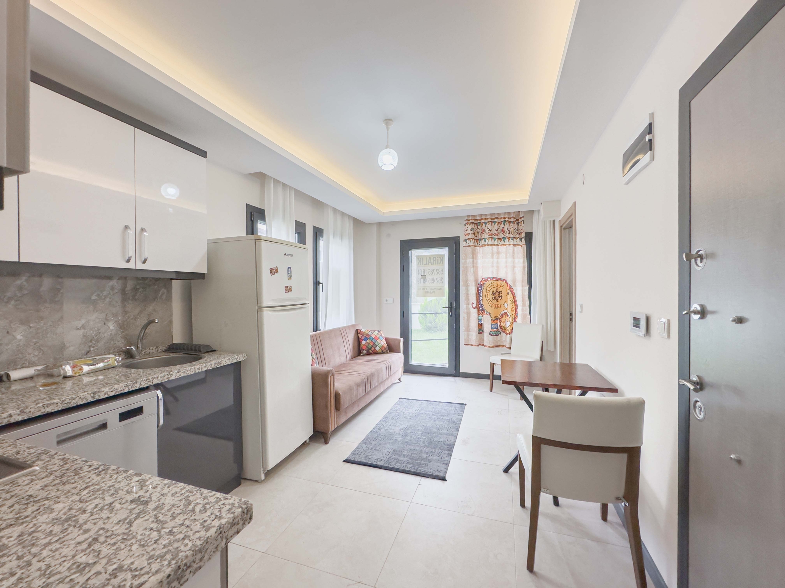 IMG_9638 Gökova | Pazar Yerine Yakın | 1 Yaşında | Eşyalı 1+1 Bahçe Katı