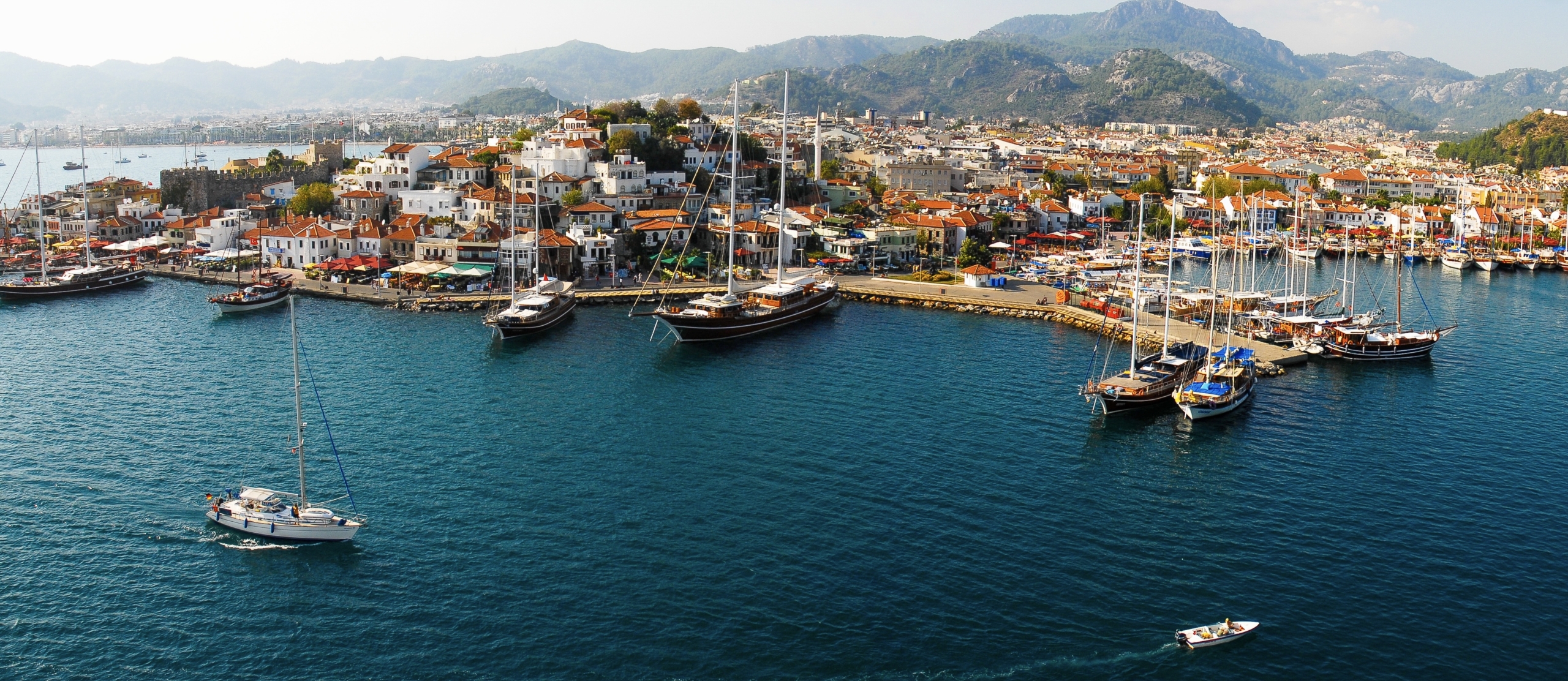 Marmaris_harbor_(aerial_view),_Muğla_Province,_southwest_Turkey,_Mediterranean Marmaris Marina Bölgesinde Kurumsal Kiracılı Satılık Ticari Bina