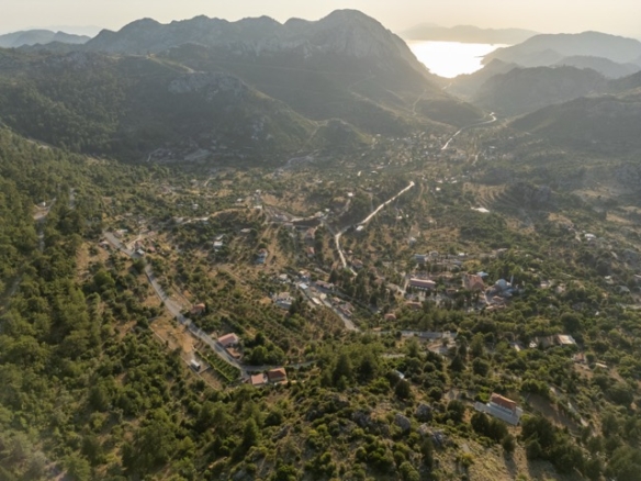Marmaris Bayırda Çiftlik Koyu Yolu Üzeri 6.713 m2 Arazi