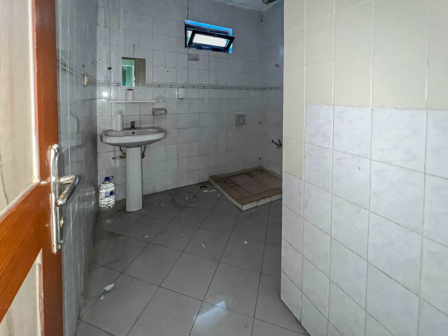 WhatsApp Image 2026-08-22 at 13.44.30 (1) Marmaris Çıldır Mahallesi’nde 140 m² Kiralık Çift Dükkan