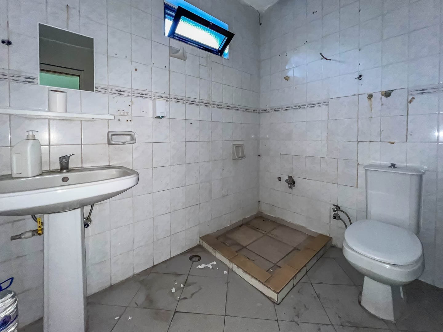 WhatsApp Image 2026-08-22 at 13.44.32 Marmaris Çıldır Mahallesi’nde 140 m² Kiralık Çift Dükkan