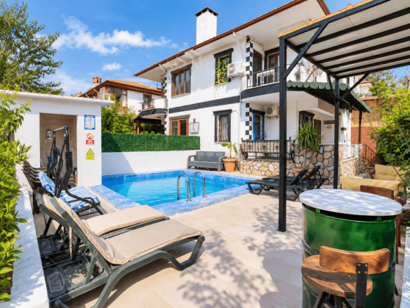 Ula Esentepe’de Müstakil Havuzlu, İzole Bahçeli 3+1 Kiralık Villa